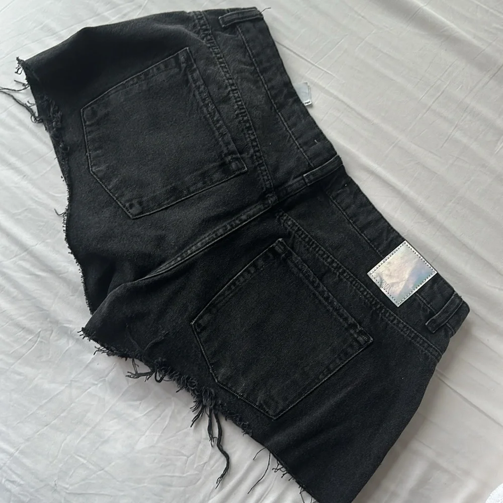 LOW RISE RIPPED DENIM SHORTS - Picture 4 of 7